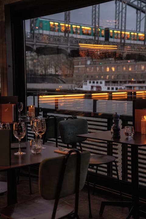 Off Paris Seine, Bar (on property)