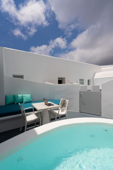 White Concept Caves, Private spa tub