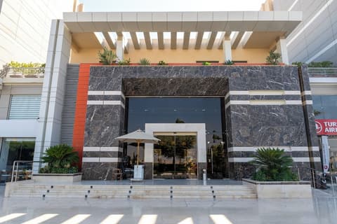 Rivoli Suites, Exterior