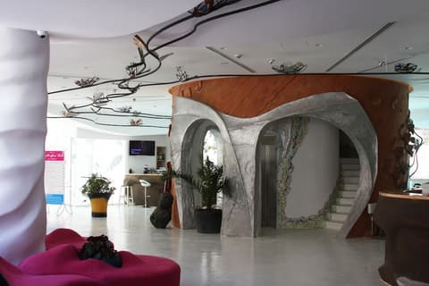 Bougainville Bay Hotel, Interior entrance