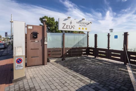 Zeus Residence Hotel