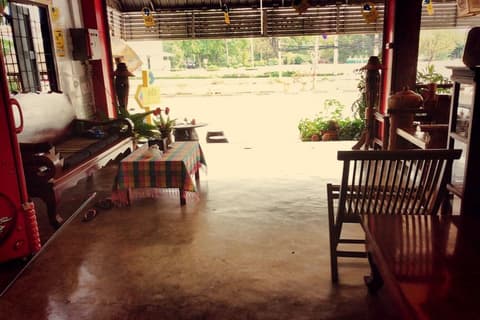 EZ House & Cafe