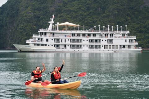 Paradise Elegance Cruise, Kayaking