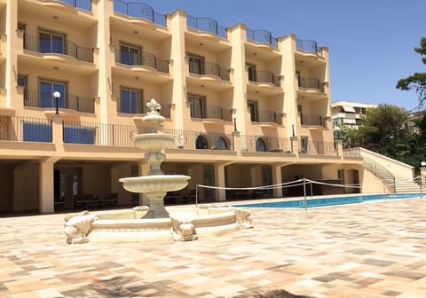 Hotel Riviera Palace, Front of property