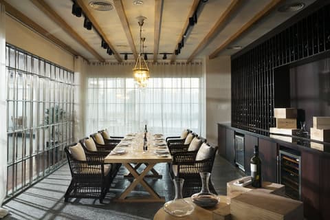 Melia Yangon, Restaurant