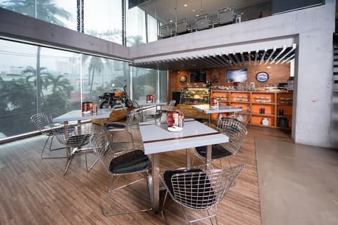 B Hotel Quezon City, Restaurant