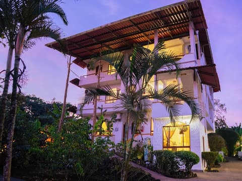 Twin Hotel Galapagos, Front of property