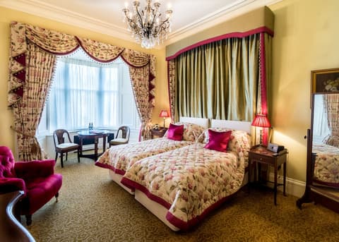 Crossbasket Castle Hotel & Restaurant