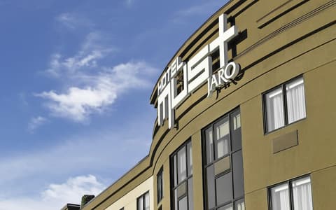 Hôtel Must –  Aéroport de Québec par JARO, Front of property