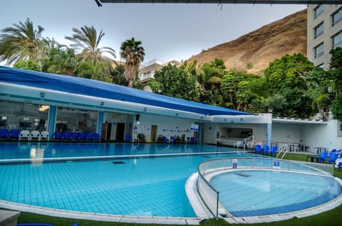 Royal Plaza Hotel, Pool