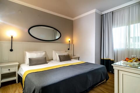 Royal Plaza Hotel, Room