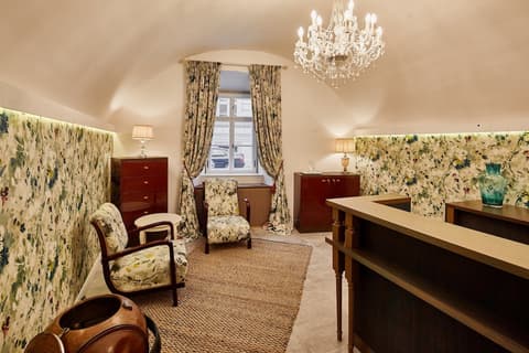 Maison Bistro & Hotel, Reception