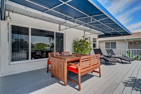 4145 By The Sea Inn & Suites, Terrace/patio