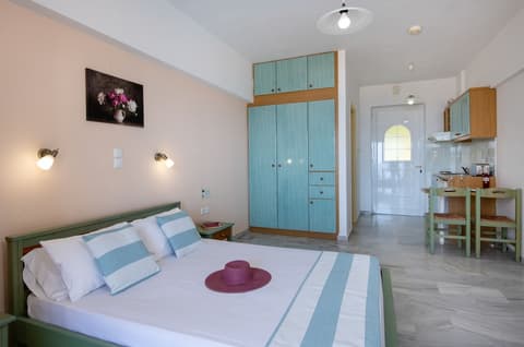 Sunrise Studios & Apartments, Room