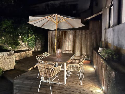 The Literary Man, Terrace/patio