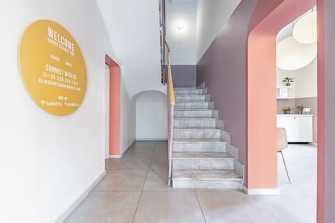 Hotel Infinito, Interior entrance