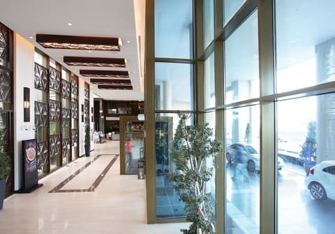 Metropolitan Hotel Dubai, Interior entrance