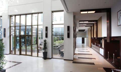 Metropolitan Hotel Dubai, Reception