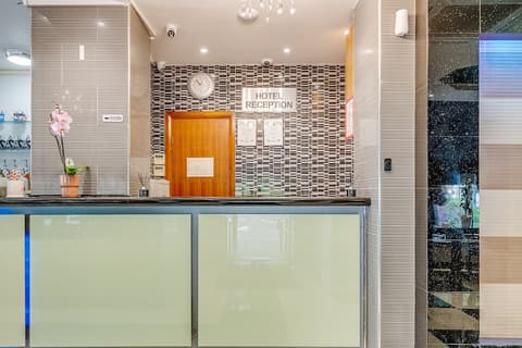 London Star Hotel, Reception