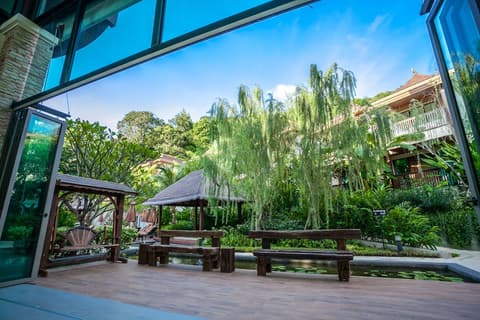 HULA HULA RESORT l truly tropical and fun wellness, Lobby sitting area