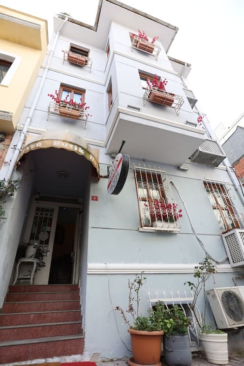 Arven Hotel, Interior entrance