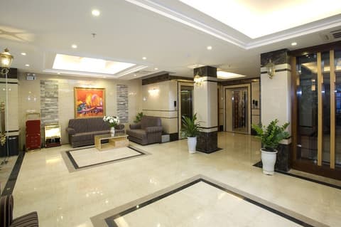 Gallant Hotel, Interior entrance