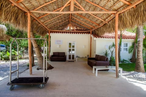 Los Corales Beach Village, Reception