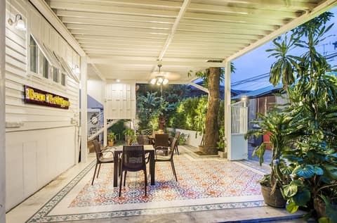 Baan Kachitpan, Interior entrance