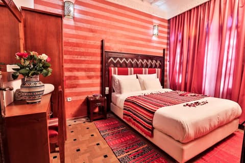 Riad Nakhla, Room