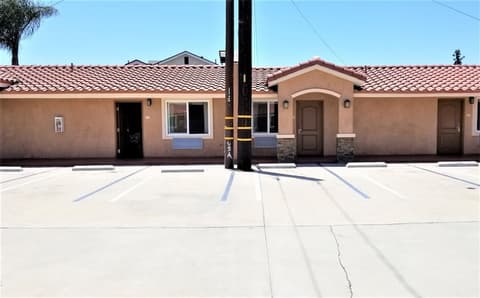 Diamond Bell Inn & Suites, Parking