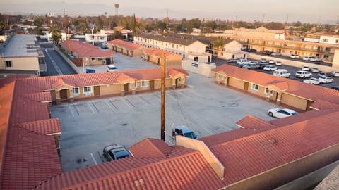 Diamond Bell Inn & Suites, Parking