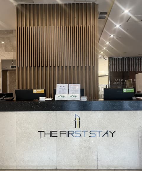The First Stay Hotel, Reception
