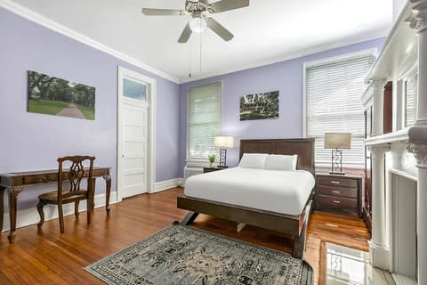 Canal Express Rooms, Room