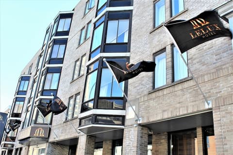 Lelux Hotel, Front of property