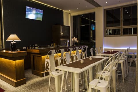 H24 Berlin Lichtenberg, Bar (on property)