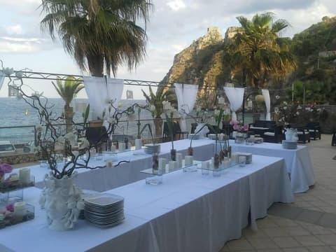 EliHotel, Outdoor dining