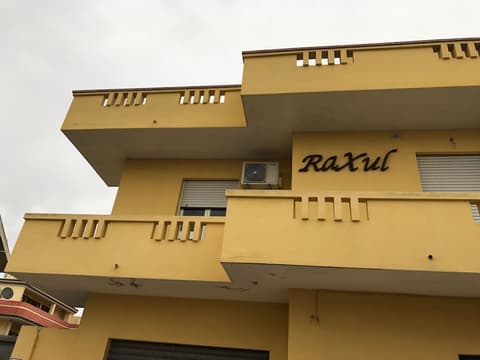 Raxul Room, Exterior