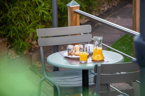 Hôtel Aigle d'Or, Outdoor dining