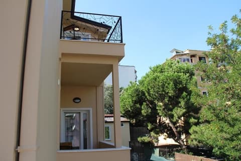 Hermes Tirana Hotel, Property grounds