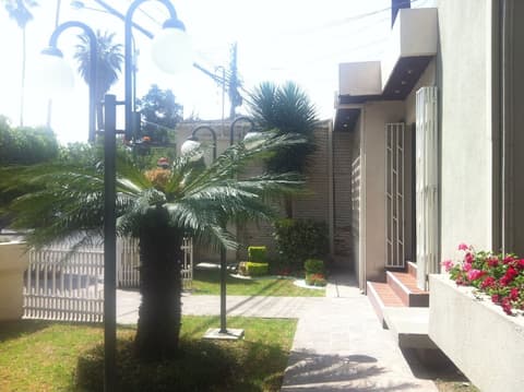 El Prado Hotel, Property grounds