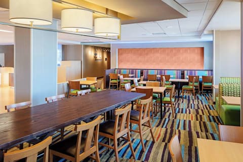 Fairfield Inn & Suites by Marriott North Bergen, Breakfast meal