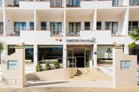 Checkin Flamingo, Exterior