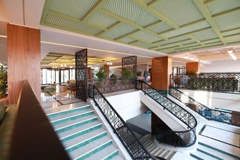 Kenzi Rose Garden, Lobby