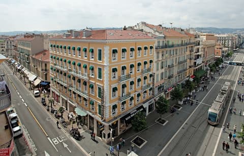 Hôtel Univers, Front of property