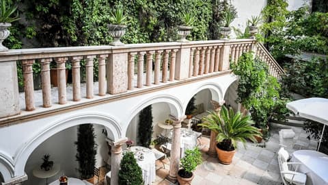 Opera Hotel, Courtyard