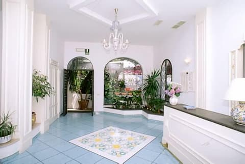 Hotel Aurora, Interior entrance