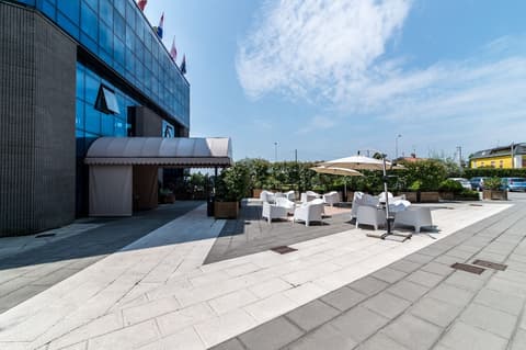 Airport Hotel, Property entrance