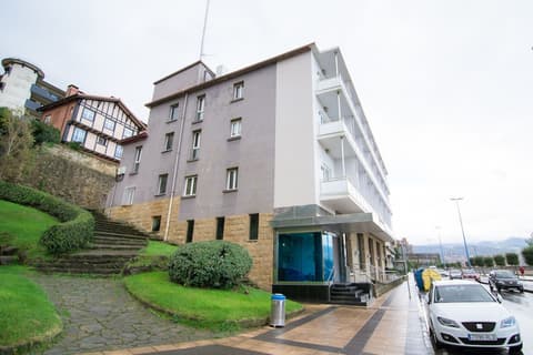 Petit Palace Tamarises, Property grounds