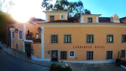 Lawrence's Hotel, Front of property