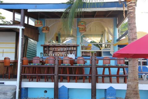 Negril Palms, Poolside bar
